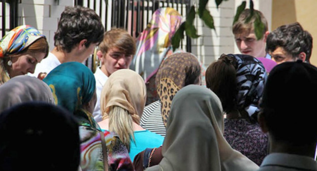 The senior pupils with their parents in Grozny. Photo by Magomed Magomedov for the "Caucasian Knot" The senior pupils with their parents in Grozny. Photo by Magomed Magomedov for the "Caucasian Knot"