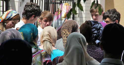 The senior pupils with their parents in Grozny. Photo by Magomed Magomedov for the "Caucasian Knot" The senior pupils with their parents in Grozny. Photo by Magomed Magomedov for the "Caucasian Knot"
