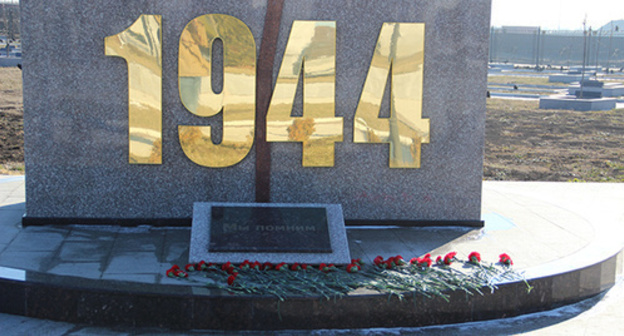 Flowers on the stela which symbolizes the tragic year in Ingushetia. Photo by Akhmed Aldebirov for the "Caucasian Knot" Flowers on the stela which symbolizes the tragic year in Ingushetia. Photo by Akhmed Aldebirov for the "Caucasian Knot"