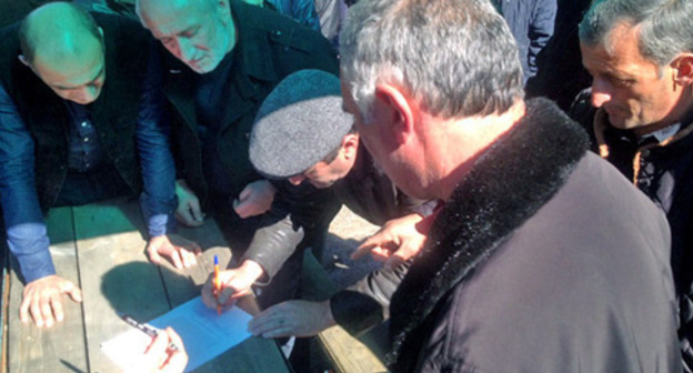 Veterans sign appeal to the General Prosecutor of Abkhazia, Gumista, February 28, 2017. Photo by Dmitry Stateinov for the 'Caucasian Knot'. Veterans sign appeal to the General Prosecutor of Abkhazia, Gumista, February 28, 2017. Photo by Dmitry Stateinov for the 'Caucasian Knot'.