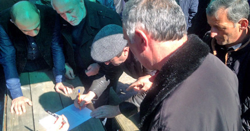 Veterans sign appeal to the General Prosecutor of Abkhazia, Gumista, February 28, 2017. Photo by Dmitry Stateinov for the 'Caucasian Knot'. Veterans sign appeal to the General Prosecutor of Abkhazia, Gumista, February 28, 2017. Photo by Dmitry Stateinov for the 'Caucasian Knot'.