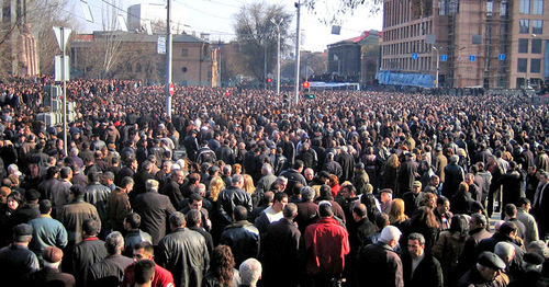 Rally in Yerevan, March 1, 2008. Photo: Serouj https://ru.wikipedia.org/ Rally in Yerevan, March 1, 2008. Photo: Serouj https://ru.wikipedia.org/