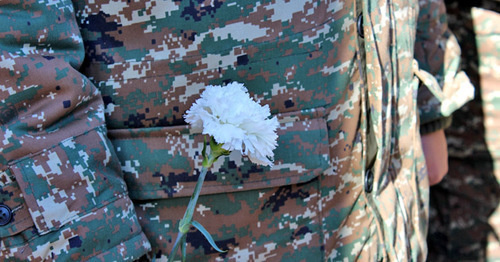 White carnation in the hands of soldier. Photo by Alvard Grigoryan for the 'Caucasian Knot'. White carnation in the hands of soldier. Photo by Alvard Grigoryan for the 'Caucasian Knot'.
