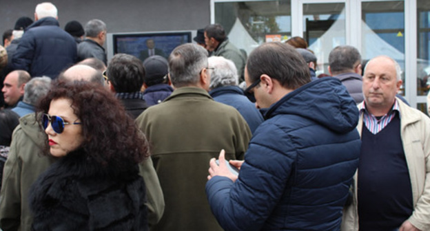 Participants of protest action in the yard of 'Rustavi-2' TV company, Tbilisi, March 3, 2017. Photo by Inna Kukudzhanova for the 'Caucasian Knot'. Participants of protest action in the yard of 'Rustavi-2' TV company, Tbilisi, March 3, 2017. Photo by Inna Kukudzhanova for the 'Caucasian Knot'.