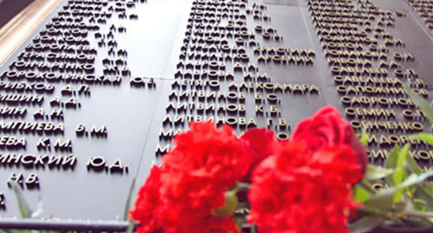 Memorial board with names of Dubrovka terror act victims. Photo: Yuri Timofeev (RFE/RL) Memorial board with names of Dubrovka terror act victims. Photo: Yuri Timofeev (RFE/RL)