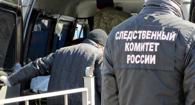 Convoying defendant. Photo: http://www.riadagestan.ru/news/investigation_and_courts/skr_v_dagestane_rassleduet_ubiystvo_sotrudnika_rayonnogo_otdela_politsii/ Convoying defendant. Photo: http://www.riadagestan.ru/news/investigation_and_courts/skr_v_dagestane_rassleduet_ubiystvo_sotrudnika_rayonnogo_otdela_politsii/