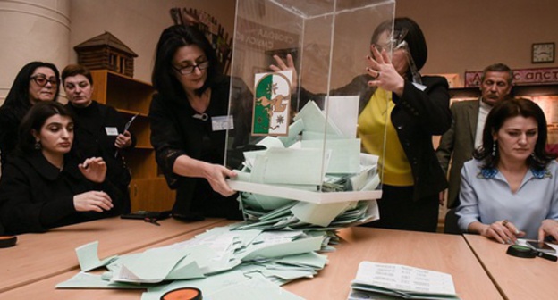 Counting of the ballots at the elections in Abkhazia. Photo: Sputnik, Tomas Tkhaytsuk