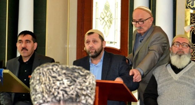 The meeting of Yunus-Bek Evkurov, the head of Ingushetia (to the left), with Khamzat Chumakov (second to the left) in a mosque in the village of Nasyr-Kort. Photo sunja-edu https://onkavkaz.com/blogs/1970-sovet-imamov-ingushetii-potreboval-prekratit-davlenie-na-propovednikov-cechoeva-i-chumakova.html
