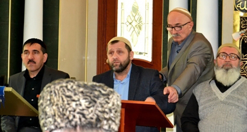 The meeting of Yunus-Bek Evkurov, the head of Ingushetia (to the left), with Khamzat Chumakov (second to the left) in a mosque in the village of Nasyr-Kort. Photo sunja-edu https://onkavkaz.com/blogs/1970-sovet-imamov-ingushetii-potreboval-prekratit-davlenie-na-propovednikov-cechoeva-i-chumakova.html The meeting of Yunus-Bek Evkurov, the head of Ingushetia (to the left), with Khamzat Chumakov (second to the left) in a mosque in the village of Nasyr-Kort. Photo sunja-edu https://onkavkaz.com/blogs/1970-sovet-imamov-ingushetii-potreboval-prekratit-davlenie-na-propovednikov-cechoeva-i-chumakova.html