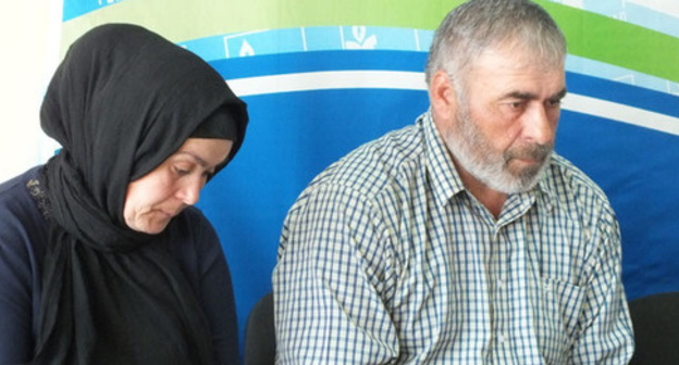 Patimat Alieva and Murtazali Gasanguseinov, the parents of the slain Gasanguseinov brothers, at a a press conference at the office of the Dagestani branch of the HRC "Memorial". March 14, 2017. Photo by Patimat Makhmudova for the "Caucasian Knot"