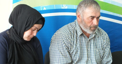Patimat Alieva and Murtazali Gasanguseinov, the parents of the slain Gasanguseinov brothers, at a a press conference at the office of the Dagestani branch of the HRC "Memorial". March 14, 2017. Photo by Patimat Makhmudova for the "Caucasian Knot" Patimat Alieva and Murtazali Gasanguseinov, the parents of the slain Gasanguseinov brothers, at a a press conference at the office of the Dagestani branch of the HRC "Memorial". March 14, 2017. Photo by Patimat Makhmudova for the "Caucasian Knot"