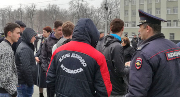 A police officer and relatives of the policemen, detained in the case of Tskaev's death, at a protest action. Vladikavkaz, March 14, 2017. Photo by Emma Marzoeva for the "Caucasian Knot"