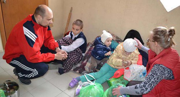 Parents and children thrown in a hallway after eviction. Photo by Svetlana Kravchenko for the "Caucasian Knot"