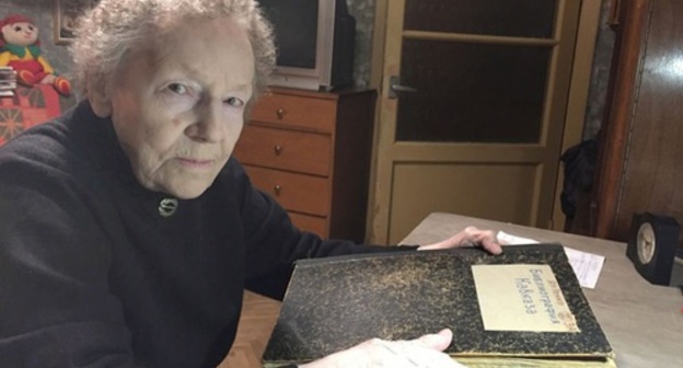Galina Genko gives the "Bibliography of the Caucasus" to the Museum of Anthropology and Ethnography (MAE) of the Russian Academy of Sciences (RAS). Photo: http://www.kunstkamera.ru/news_list/science/2017_03_06/" class="main_article_image