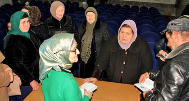 Relatives of the missing residents of Chechnya received genetic passports. Grozny, March 14, 2017. Photo: Ibragim Estamirov / IA "Grozny-inform"