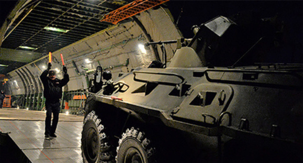 Loading of the military equipment on a plane. Photo http://syria.mil.ru/news/more.htm?id=12105595@egNews