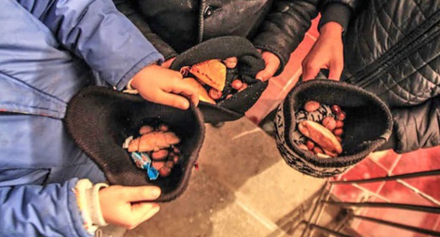 Children are holding hats for the gifts on the Novruz-Bayram. Photo by Aziz Karimov for the "Caucasian Knot" Children are holding hats for the gifts on the Novruz-Bayram. Photo by Aziz Karimov for the "Caucasian Knot"