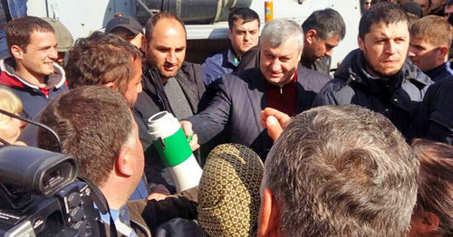 Eduard Kokoity (in the center) near the court calls on his supporters to keep calm. Photo by Arsen Kozaev for "Caucasian Knot" Eduard Kokoity (in the center) near the court calls on his supporters to keep calm. Photo by Arsen Kozaev for "Caucasian Knot"