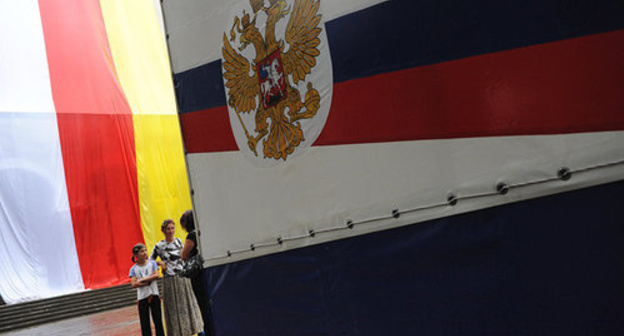 The state flags of the Russian Federation and South Ossetia. Photo © Sputnik / Grigory Sysoev
http://sputnik-ossetia.ru/spravka/20170321/3872610.html