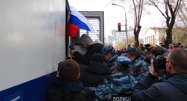Detention of rally participants in Volgograd, March 26, 2017. Photo by Vyacheslav Yaschenko for the 'Caucasian Knot'. Detention of rally participants in Volgograd, March 26, 2017. Photo by Vyacheslav Yaschenko for the 'Caucasian Knot'.