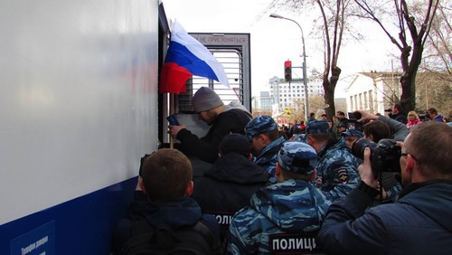 Detention of rally participants in Volgograd, March 26, 2017. Photo by Vyacheslav Yaschenko for the 'Caucasian Knot'. Detention of rally participants in Volgograd, March 26, 2017. Photo by Vyacheslav Yaschenko for the 'Caucasian Knot'.