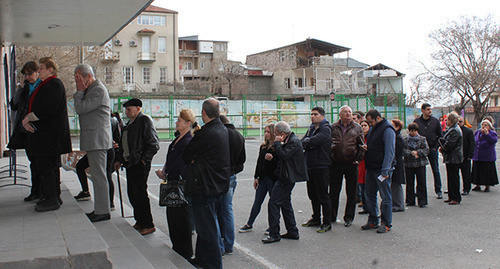 A queue at the entrance of a polling station. Photo by Tigran Petrosyan for "Caucasian Knot" A queue at the entrance of a polling station. Photo by Tigran Petrosyan for "Caucasian Knot"