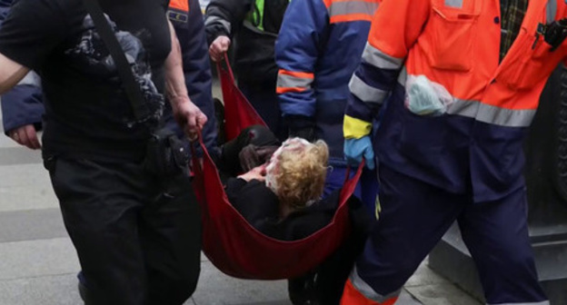 MES officers evacuate people wounded by the explosion in the Saint Petersburg metro. April 3, 2017. Screenshot of a video by the user Radio Svoboda https://www.youtube.com/watch?v=SLQjXfrPI6w