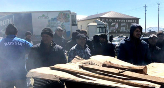 The participants of the protests against the "Platon" system in Dagestan. April 5, 2017. Photo by Patimat Makhmudova for "Caucasian Knot" The participants of the protests against the "Platon" system in Dagestan. April 5, 2017. Photo by Patimat Makhmudova for "Caucasian Knot"