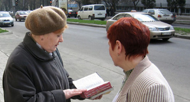 Members of the religious organization Jehovah's Witnesses. Photo: User:Russianname https://ru.wikipedia.org Members of the religious organization Jehovah's Witnesses. Photo: User:Russianname https://ru.wikipedia.org