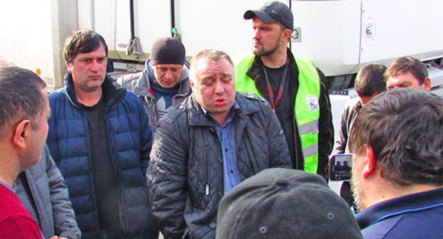 A meeting of Andrei Bazhutin, the leader of the Association of Russian Carriers, with the activists in Volgograd. Volgograd, April 6, 2017. Photo by Vyacheslav Yaschenko for "Caucasian Knot" A meeting of Andrei Bazhutin, the leader of the Association of Russian Carriers, with the activists in Volgograd. Volgograd, April 6, 2017. Photo by Vyacheslav Yaschenko for "Caucasian Knot"