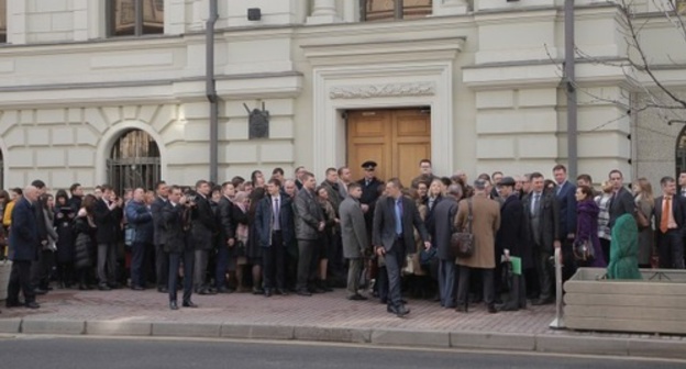 People who came to the Supreme Court of Russia to express their support of the management centre of Jehovah's Witnesses. Photo: https://www.jw-russia.org/news/17040614-133.html