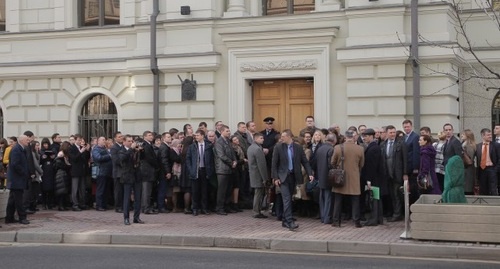 People who came to the Supreme Court of Russia to express their support of the management centre of Jehovah's Witnesses. Photo: https://www.jw-russia.org/news/17040614-133.html People who came to the Supreme Court of Russia to express their support of the management centre of Jehovah's Witnesses. Photo: https://www.jw-russia.org/news/17040614-133.html