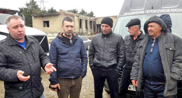 Truck drivers meet with Chairman of the Association of Russian Carriers Andrei Bazhutin, April 9, 2017. Photo by Asya Kapaeva for the ‘Caucasian Knot’. 