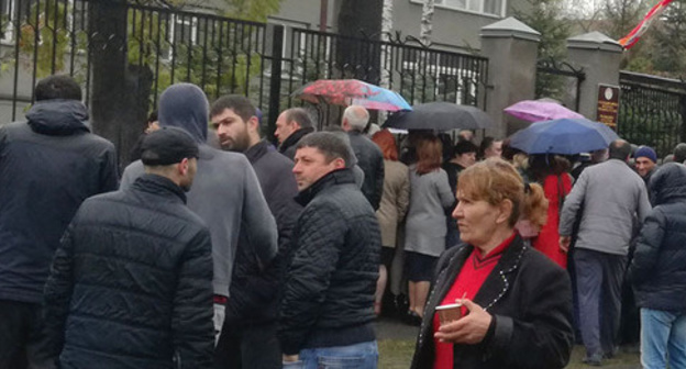 South Ossetia citizens come to voter at elections South Ossetian Consulate in Vladikavkaz. Photo by Emma Marzoeva for the ‘Caucasian Knot’. 
