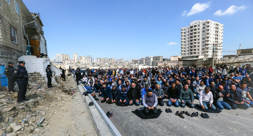 Prayer at the "Haji Javad" mosque. Photo by Aziz Karimov for the 'Caucasian Knot'. 