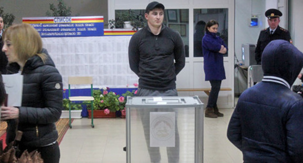 At the polling station in Yerevan, April 9, 2017. Photo by Alan Tskhurbaev for the 'Caucasian Knot'. 