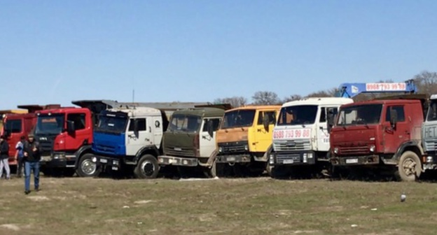 The trucks of the protesters. Dagestan, April 2017. Photo by Patimat Makhmudova for "Caucasian Knot"