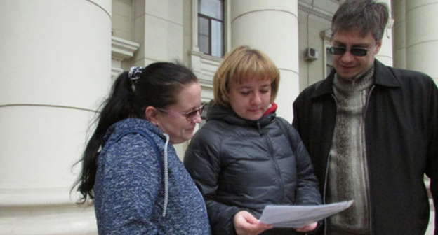 The participants of the truckers' protest action against the “Platon” system deliver a letter to Andrei Bocharov, the Governor of the Volgograd Region. Volgograd, April 21, 2017. Photo by Vyacheslav Yaschenko for "Caucasian Knot" The participants of the truckers' protest action against the “Platon” system deliver a letter to Andrei Bocharov, the Governor of the Volgograd Region. Volgograd, April 21, 2017. Photo by Vyacheslav Yaschenko for "Caucasian Knot"