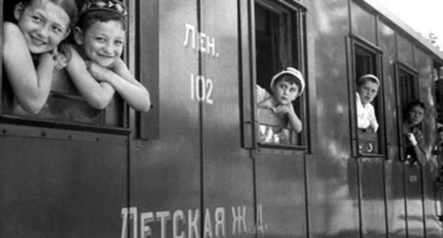 Emmanuel Yevzerikhin. Children railway, Leningrad Region, 1930s. Photo: © Memorial / Photosoyuz Agency Emmanuel Yevzerikhin. Children railway, Leningrad Region, 1930s. Photo: © Memorial / Photosoyuz Agency
