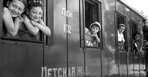 Emmanuel Yevzerikhin. Children railway, Leningrad Region, 1930s. Photo: © Memorial / Photosoyuz Agency Emmanuel Yevzerikhin. Children railway, Leningrad Region, 1930s. Photo: © Memorial / Photosoyuz Agency