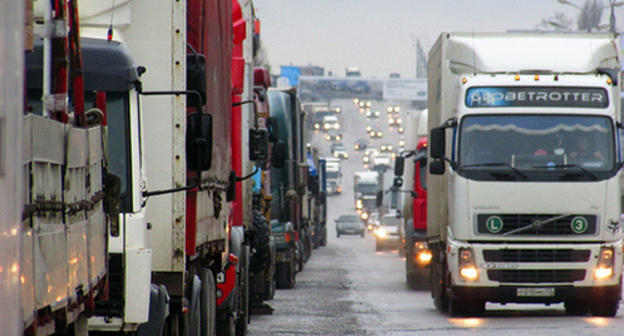 The truckers' column. Photo by Vyacheslav Yaschenko for "Caucasian Knot" The truckers' column. Photo by Vyacheslav Yaschenko for "Caucasian Knot"