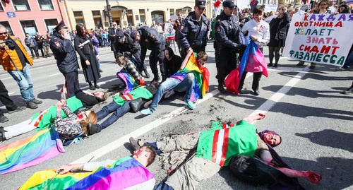 LGBT activists during an action against harassment of gays in Chechnya. Saint Petersburg, May 1, 2017. Photo: https://twitter.com/merr1k/status/858976425117921280/photo/1?ref_src=twsrc%5Etfw&ref_url=https%3A%2F%2Fsnob.ru%2Fselected%2Fentry%2F123976 LGBT activists during an action against harassment of gays in Chechnya. Saint Petersburg, May 1, 2017. Photo: https://twitter.com/merr1k/status/858976425117921280/photo/1?ref_src=twsrc%5Etfw&ref_url=https%3A%2F%2Fsnob.ru%2Fselected%2Fentry%2F123976