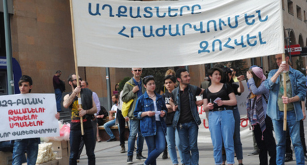 "Anti-demonstration of May 1", May 1, Yerevan, a poster saying: "The poor refuse to perish!" Photo http://epress.am/2017/05/01/%D5%84%D5%A1%D5%B5%D5%AB%D5%BD%D5%B4%D5%A5%D5%AF%D5%B5%D5%A1%D5%B6-%D5%A5%D6%80%D5%A9%D5%A8-%D4%B5%D6%80%D6%87%D5%A1%D5%B6%D5%B8%D6%82%D5%B4.html "Anti-demonstration of May 1", May 1, Yerevan, a poster saying: "The poor refuse to perish!" Photo http://epress.am/2017/05/01/%D5%84%D5%A1%D5%B5%D5%AB%D5%BD%D5%B4%D5%A5%D5%AF%D5%B5%D5%A1%D5%B6-%D5%A5%D6%80%D5%A9%D5%A8-%D4%B5%D6%80%D6%87%D5%A1%D5%B6%D5%B8%D6%82%D5%B4.html