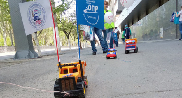 A symbolic motor rally of toy trucks held in Volgograd on May 1, 2017. Photo by Tatyana Filimonova for "Caucasian Knot" A symbolic motor rally of toy trucks held in Volgograd on May 1, 2017. Photo by Tatyana Filimonova for "Caucasian Knot"