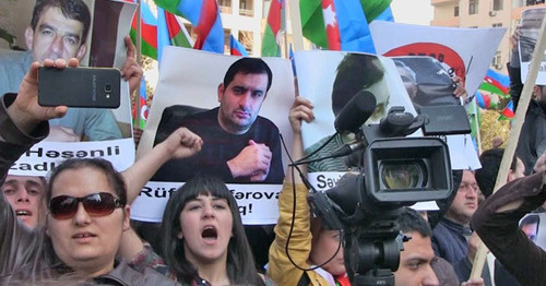 An opposition rally under the slogan: "No to robbery, no to lies, no to monarchy!" Baku, April 8, 2017. Screenshot of a video by CaucasianKnot https://www.youtube.com/watch?v=uDyJF_zP7Oc An opposition rally under the slogan: "No to robbery, no to lies, no to monarchy!" Baku, April 8, 2017. Screenshot of a video by CaucasianKnot https://www.youtube.com/watch?v=uDyJF_zP7Oc