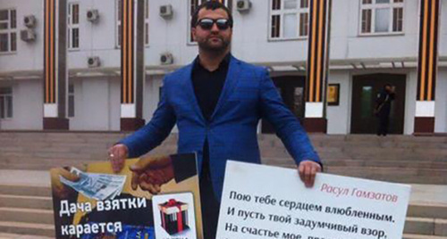 Marat Aslanov at a solo picket. Photo courtesy of Shamil Khadulaev https://www.facebook.com/dagrsva?fref=ts Marat Aslanov at a solo picket. Photo courtesy of Shamil Khadulaev https://www.facebook.com/dagrsva?fref=ts