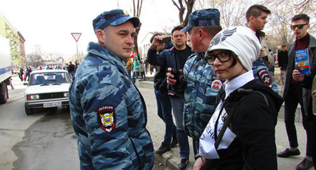 The detention of Sofia Artyukhova, an under-aged participant of the rally of the Navalny's supporters in Volgograd. Photo by Vyacheslav Yaschenko for "Caucasian Knot" The detention of Sofia Artyukhova, an under-aged participant of the rally of the Navalny's supporters in Volgograd. Photo by Vyacheslav Yaschenko for "Caucasian Knot"