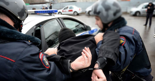 Policemen detain a person. Photo: Kiril Kalinikov (RFE/RL) Policemen detain a person. Photo: Kiril Kalinikov (RFE/RL)