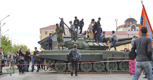 Military vehicles in the centre of Grozny. Photo by Magomed Magomedov for the 'Caucasian Knot'. Military vehicles in the centre of Grozny. Photo by Magomed Magomedov for the 'Caucasian Knot'.