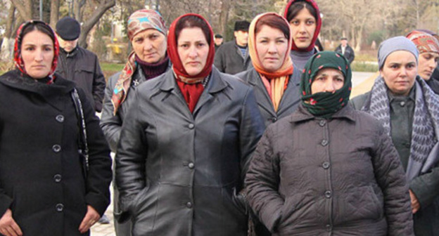 Residents of Khrakh-Uba village. Photo: http://flnka.ru/digest-analytics/3743-minekonomiki-dagestana-dengi-na-obustroystvo-byvshih-zhiteley-hrah-uby-i-uryan-uby-ne-vydeleny.html Residents of Khrakh-Uba village. Photo: http://flnka.ru/digest-analytics/3743-minekonomiki-dagestana-dengi-na-obustroystvo-byvshih-zhiteley-hrah-uby-i-uryan-uby-ne-vydeleny.html